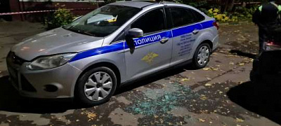 на западе москвы мужчина обстрелял патрульный автомобиль из ружья и ранил полицейского 