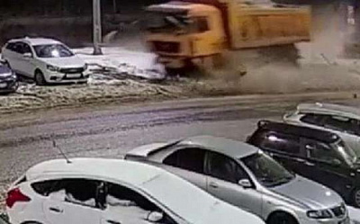в оренбурге водитель грузовика уснул за рулём и снес девять припаркованных машин (видео)