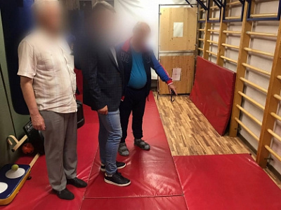 в москве 53-летний тренер по борьбе снимал детское порно в спортивном зале