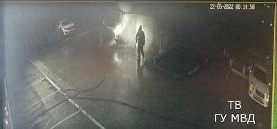 в екатеринбурге из-под ареста сбежала гражданка сша, которую обвинили в поджогах (видео)
