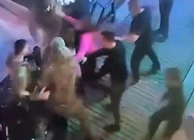 появилось видео из клуба в симферополе, где чеченцы избивают парня, заступившегося за девушку (видео)