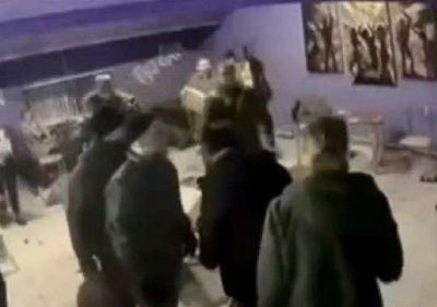 в кузбассе в ходе драки между мобилизованными и отдыхающими был разгромлен клуб (видео)