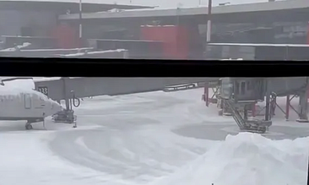 Снегопад в Москве снова парализовал работу аэропорта Шереметьево и вызвал коллапс на дорогах  