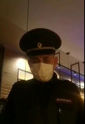 в подмосковье сотрудники полиции начали раздавать повестки в ресторанах (видео)
