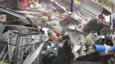 в рязани пьяный водитель едва не убил посетителя, когда влетел на большой скорости в магазин (видео)