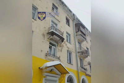 глыба льда, упавшая с крыши дома, перебила позвоночник 10-летней девочке - Сайт Газеты «Совершенно Секретно»