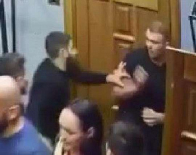 в москве пьяная компания устроила драку со стрельбой в караоке-клубе (видео)
