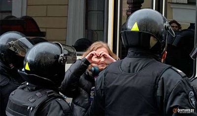 в российских городах задержаны десятки участников антивоенных акций протеста