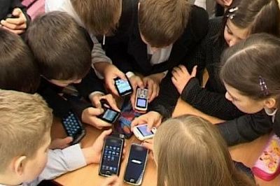 минпросвещения предложило ограничить использование телефонов в школах