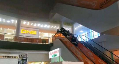 один человек погиб при пожаре в торговом центре курска (видео)