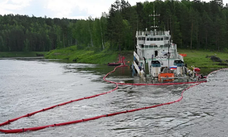 За разлив 79 тонн дизтоплива в Енисее власти Красноярского края потребовали у пароходства 1,2 млрд руб.