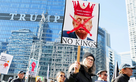 «Нам не нужен король!»: миллионы американцев вышли на митинги против войны с Ираном