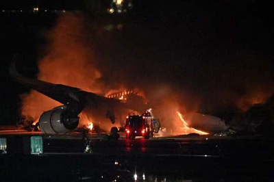 в японском международном аэропорту погибли 5 человек при столкновении двух самолетов (видео)