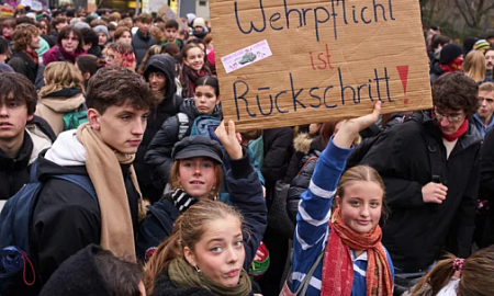 Тысячи немецких школьников вышли на акции протеста против закона о военной службе