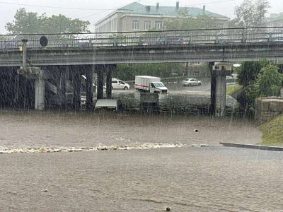 машины плавают в воде: во владивостоке сильнейший ливень затопил множество улиц (видео)