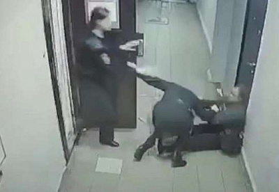 в обнинске директор предприятия напал на сотрудниц полиции и пытался отнять у них пистолет (видео)