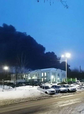 в брянской области загорелась нефтебаза после атаки украинского беспилотника (видео)