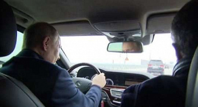 путин проехался на машине по крымскому мосту, который ранее взорвали украинские войска (видео)