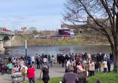 жители эстонской нарвы вышли на берег, чтобы посмотреть концерт к 9 мая в российском ивангороде (видео)