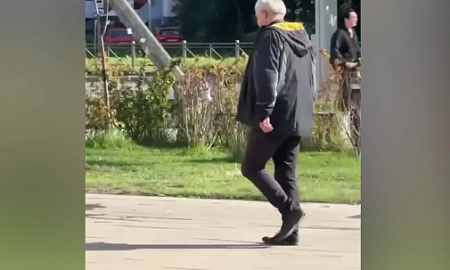 Неизвестный в Петербурге беспричинно напал с ножом на женщину возле метро и спокойно скрылся