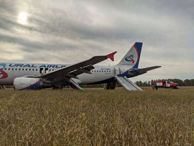 в новосибирской области самолет с отказавшей гидравлической системой пришлось сажать в поле (видео)