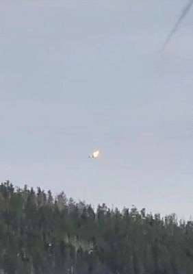 пилоты катапультировались: в мурманской области из-за возгорания упал военный самолёт (видео)